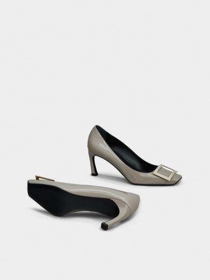 「ベル ヴィヴィエ トランペット」パテントレザー パンプス 70 mm ベージュ