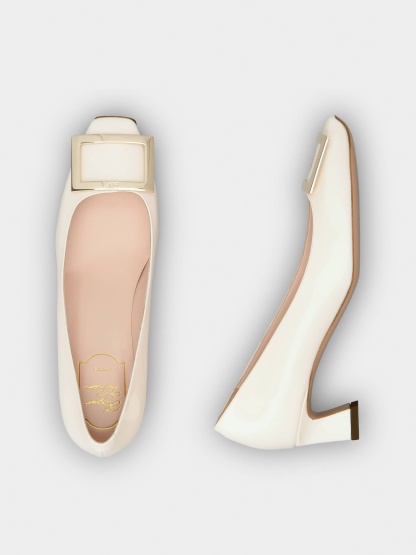 「ベル ヴィヴィエ トランペット」パンプス パテントレザー 45 mm クリーム