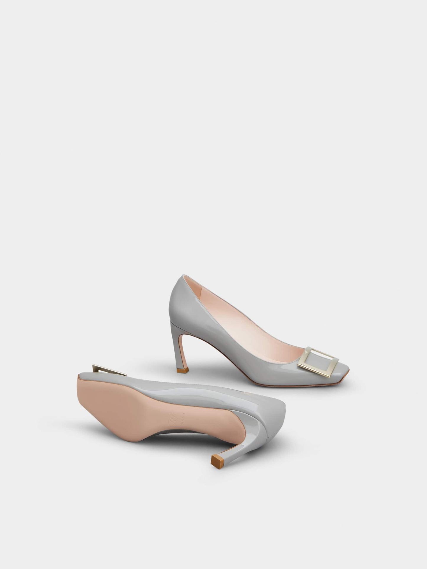 「ベル ヴィヴィエ トランペット」パテントレザー パンプス 70 mm グレー