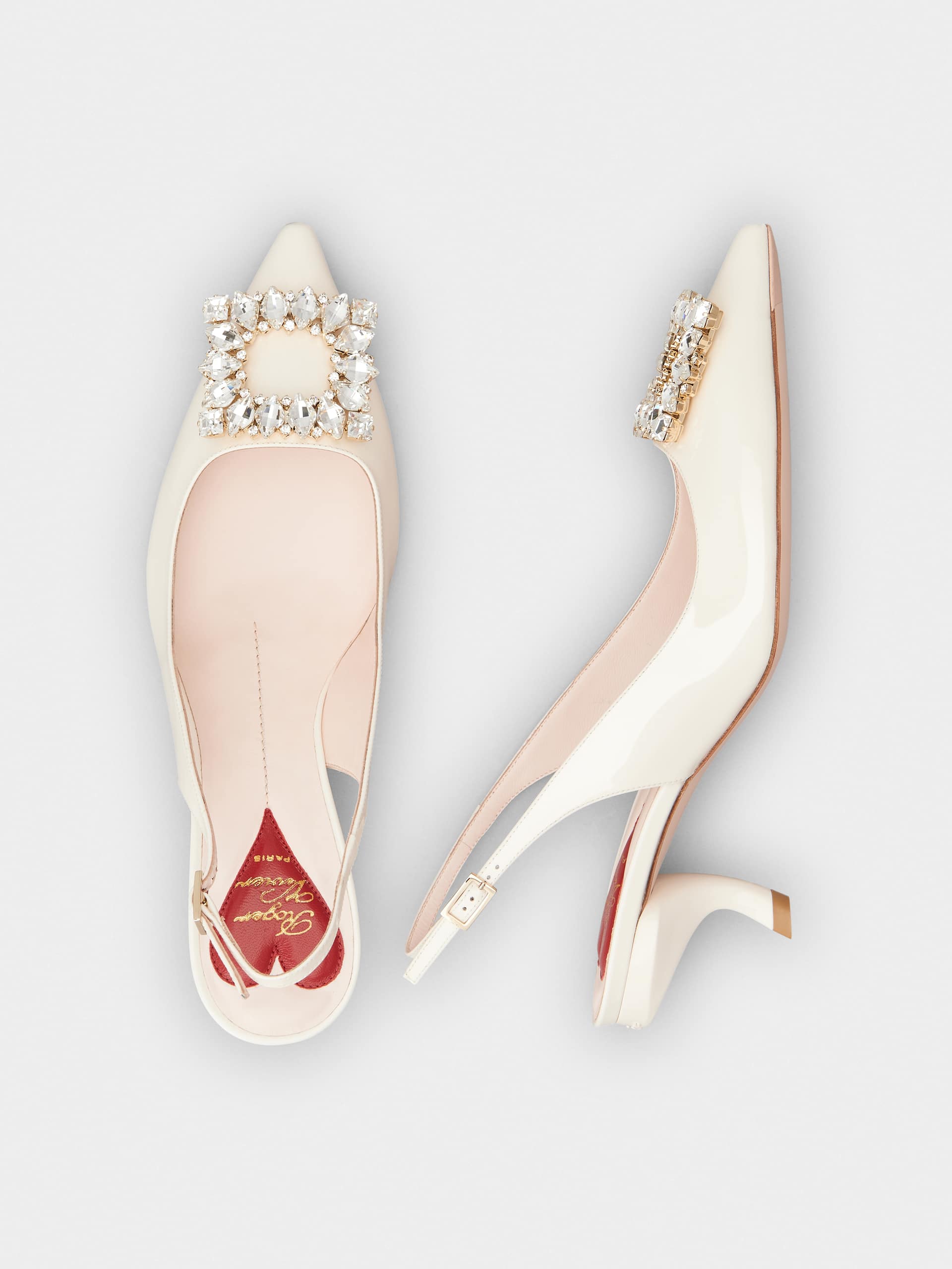 「ヴィルギュル」ストラス バックル パテント レザー スリングバック パンプス 55 mm クリーム