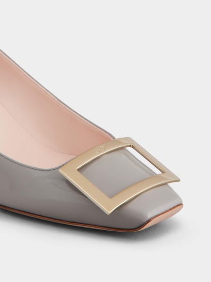 「ベル ヴィヴィエ トランペット」パンプス パテントレザー 45 mm グレー