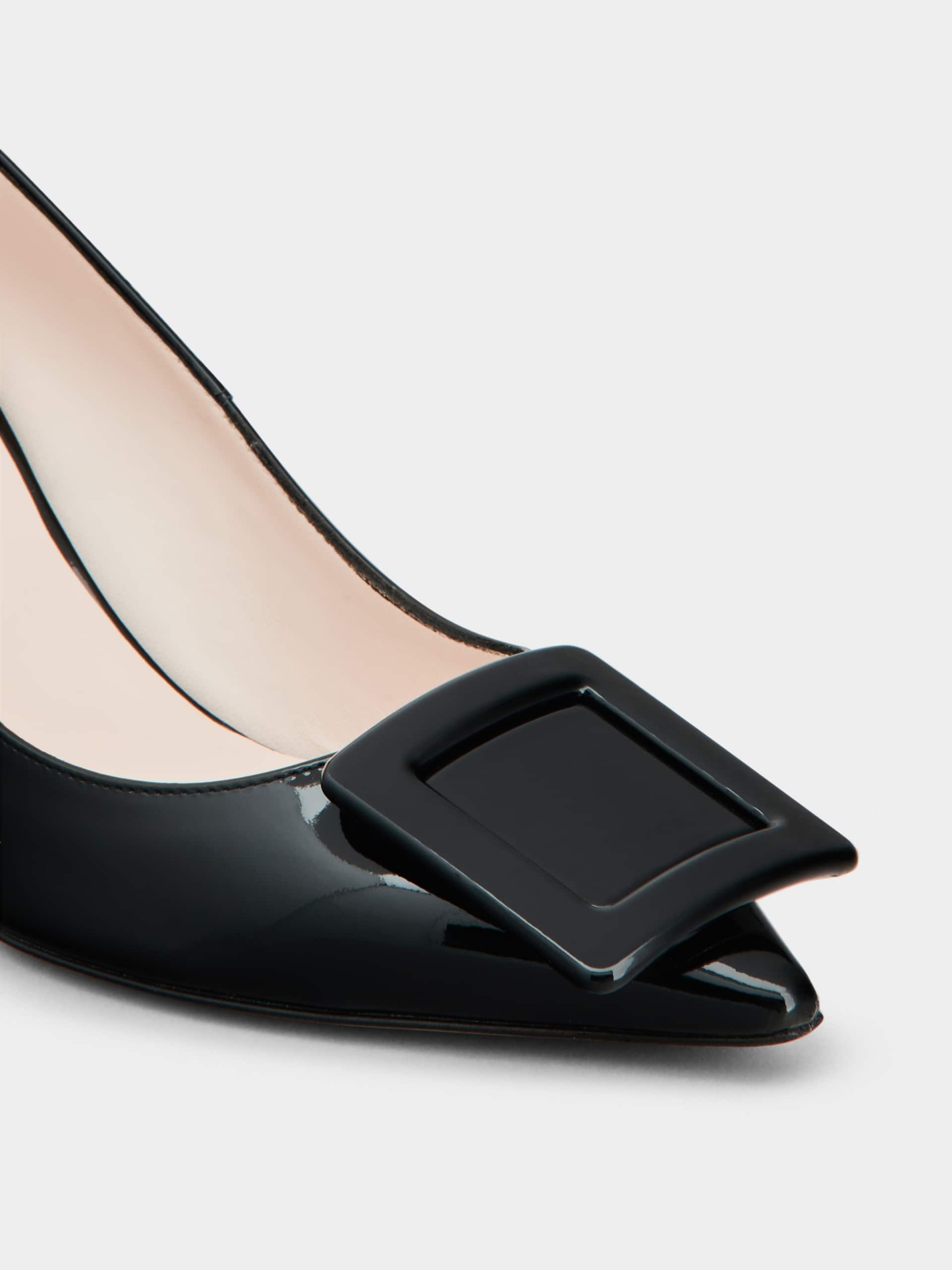 「ヴィヴ イン ザ シティ」 パテントレザー パンプス 65 mm ブラック