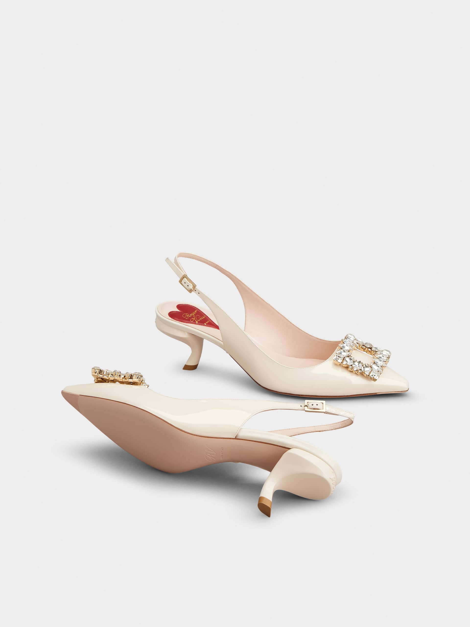 「ヴィルギュル」ストラス バックル パテント レザー スリングバック パンプス 55 mm クリーム