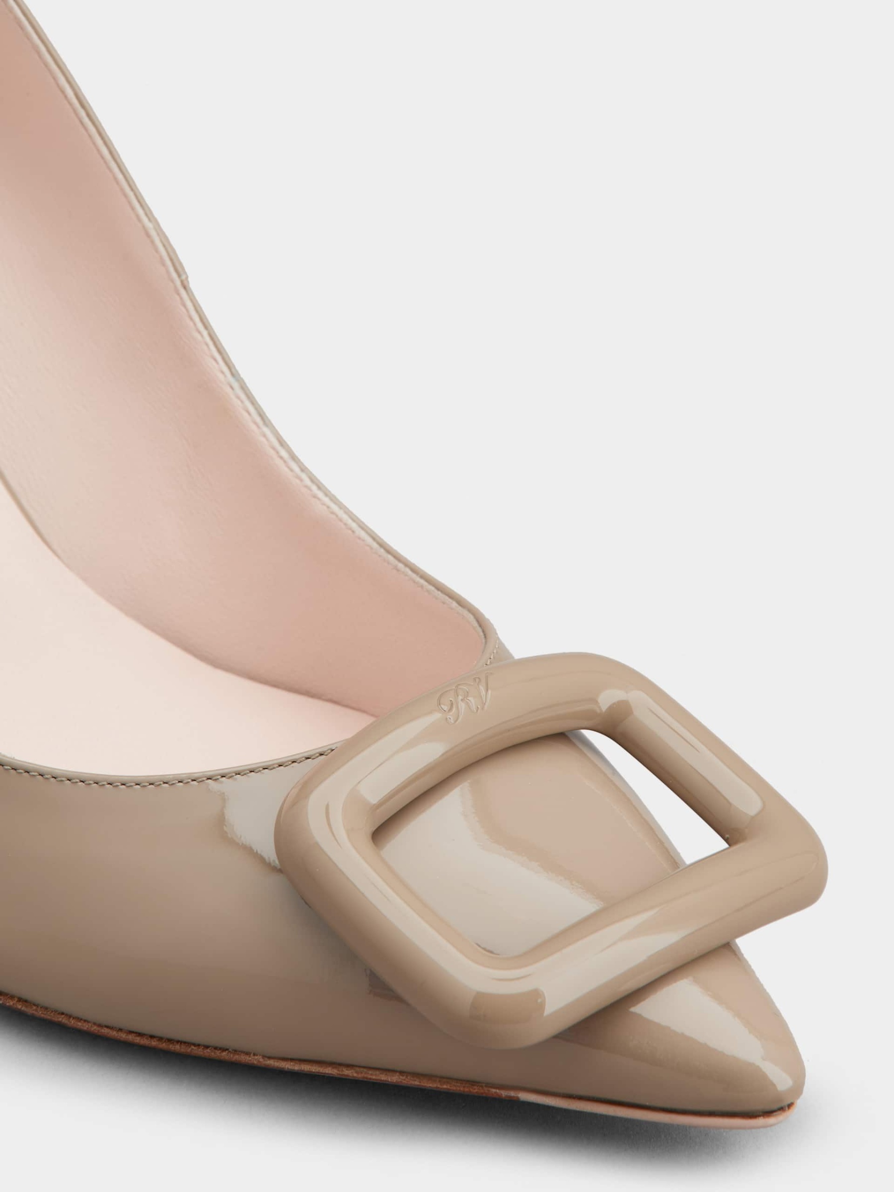 「ヴィヴ ショック」ラッカード バックル パテントレザー パンプス 85 mm ベージュ