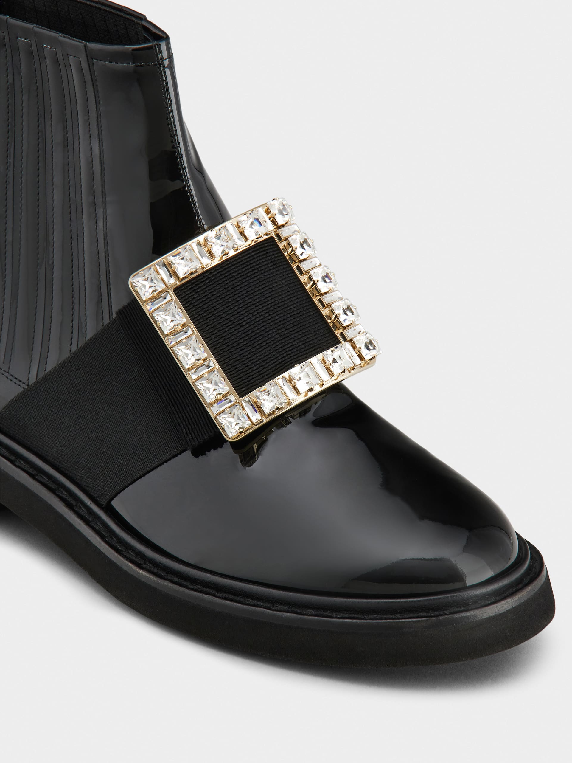 「ヴィヴ レンジャー」ストラス バックル チェルシー アンクルブーツ 25 mm ブラック