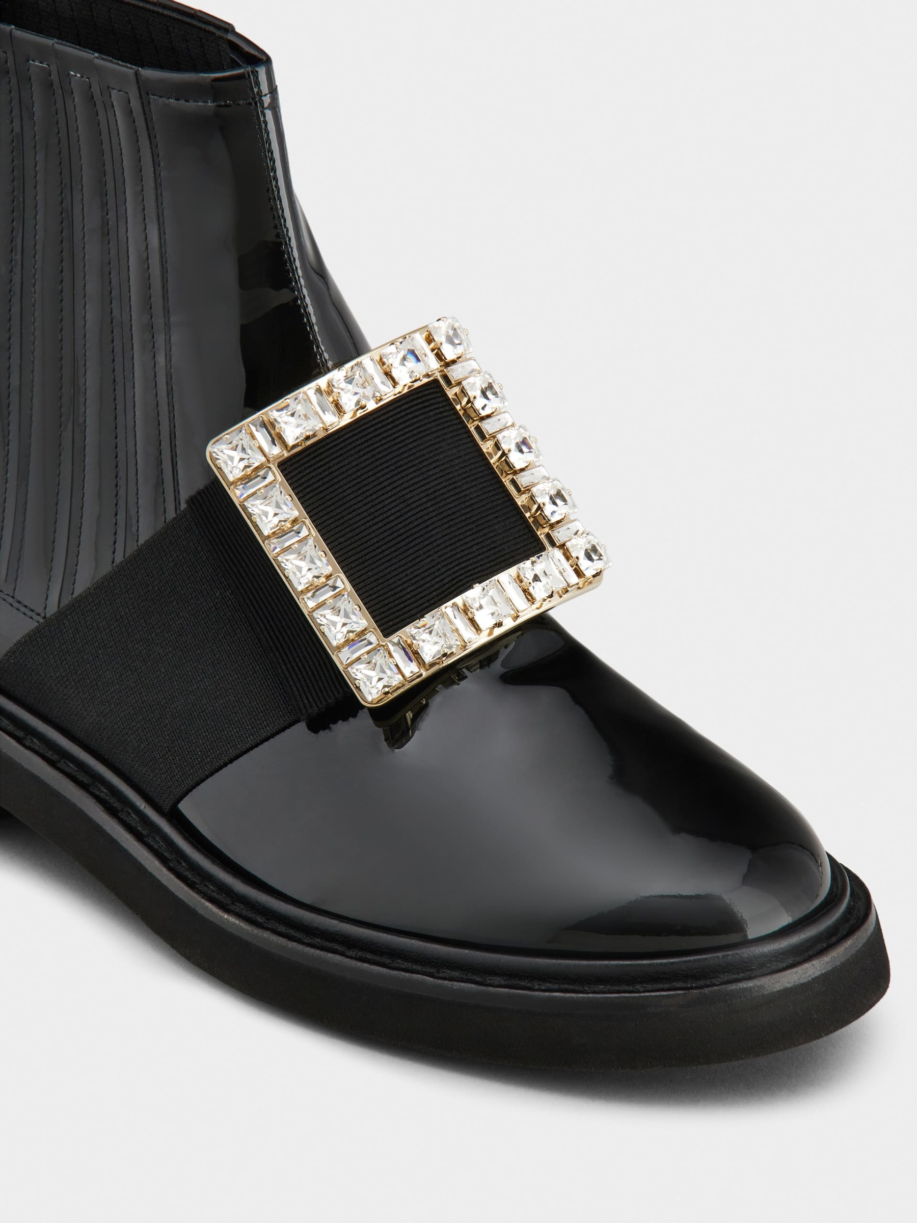 「ヴィヴ レンジャー」ストラス バックル チェルシー アンクルブーツ 25 mm ブラック