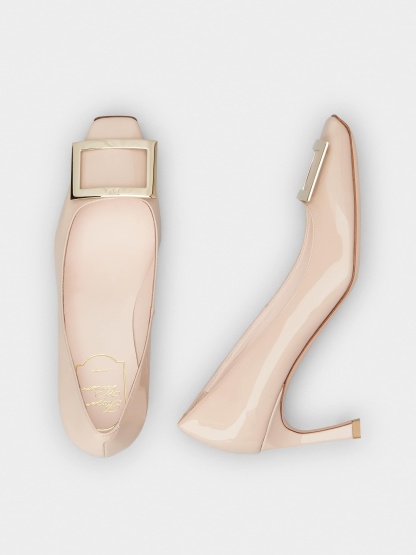 「ベル ヴィヴィエ トランペット」パテントレザー パンプス 70 mm ピンク