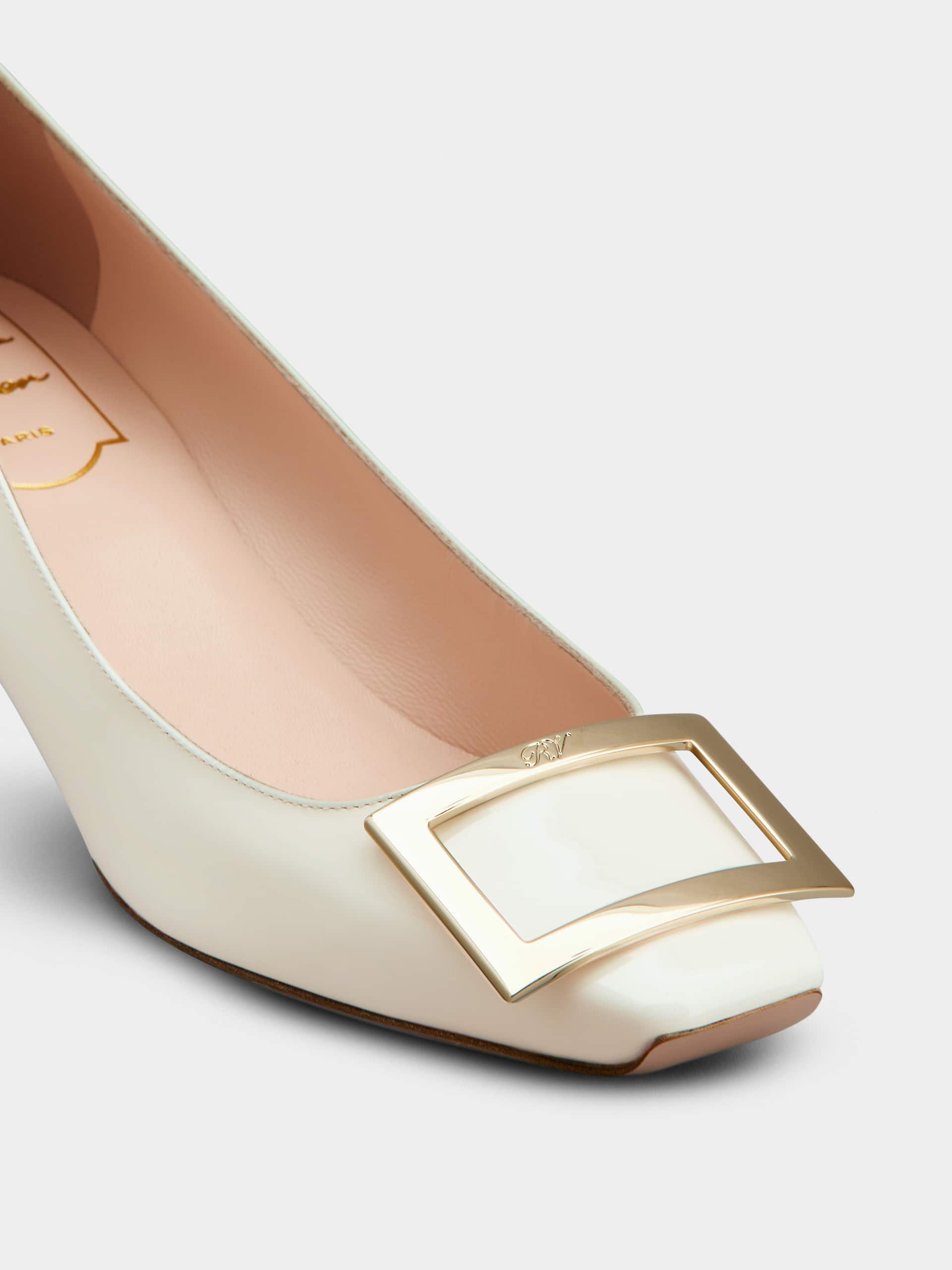 「ベル ヴィヴィエ トランペット」パンプス パテントレザー 45 mm クリーム