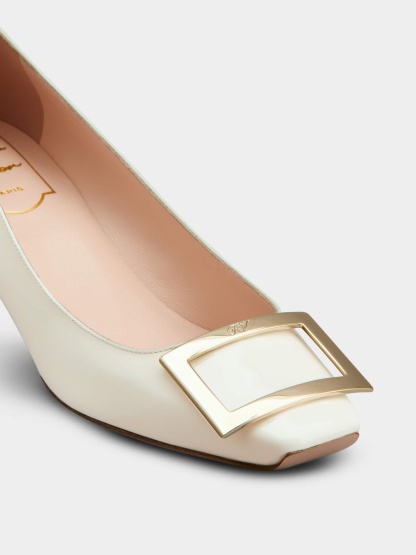 「ベル ヴィヴィエ トランペット」パンプス パテントレザー 45 mm クリーム