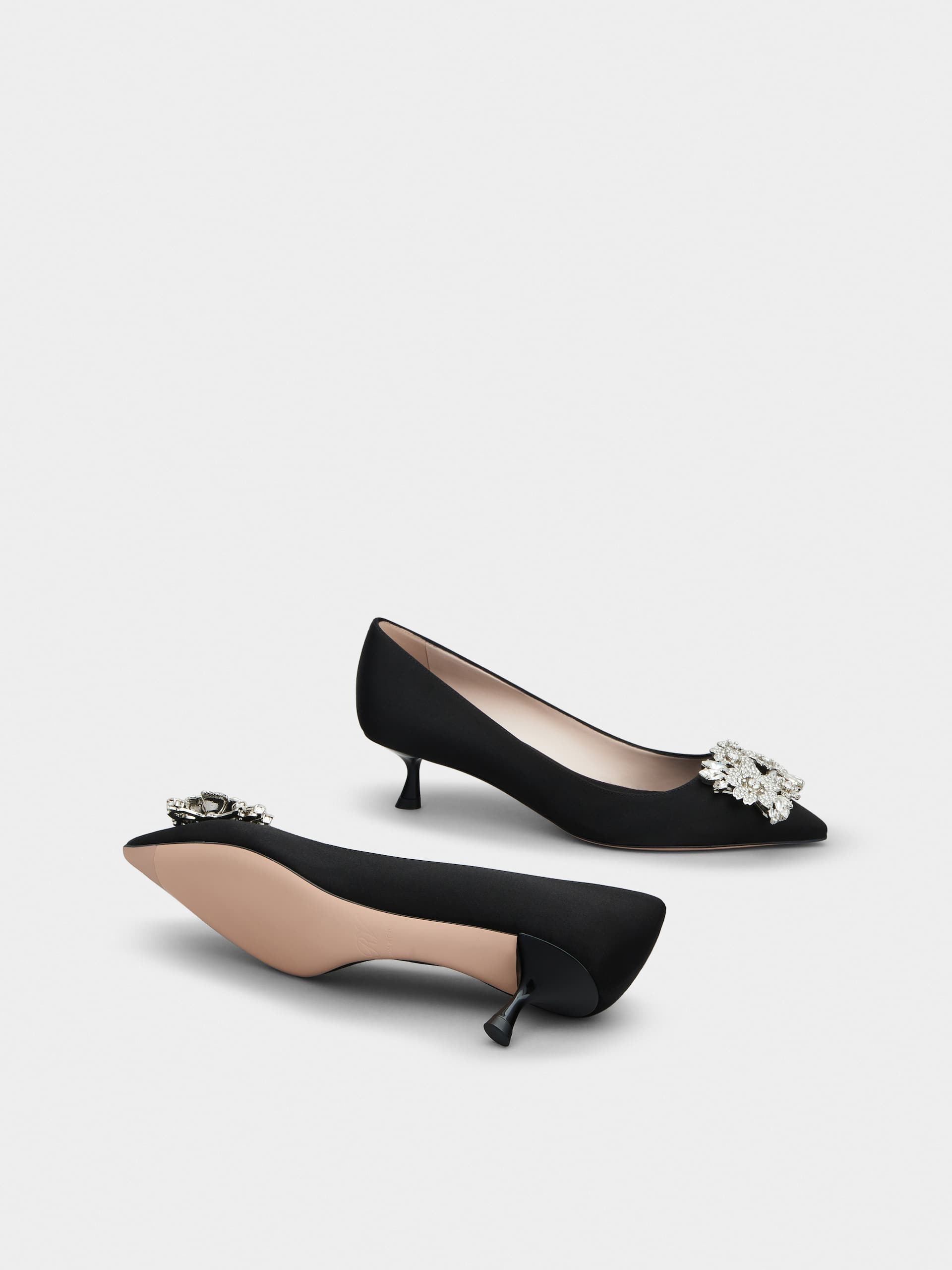 RV ブーケストラスバックル サテン パンプス 45 mm ブラック