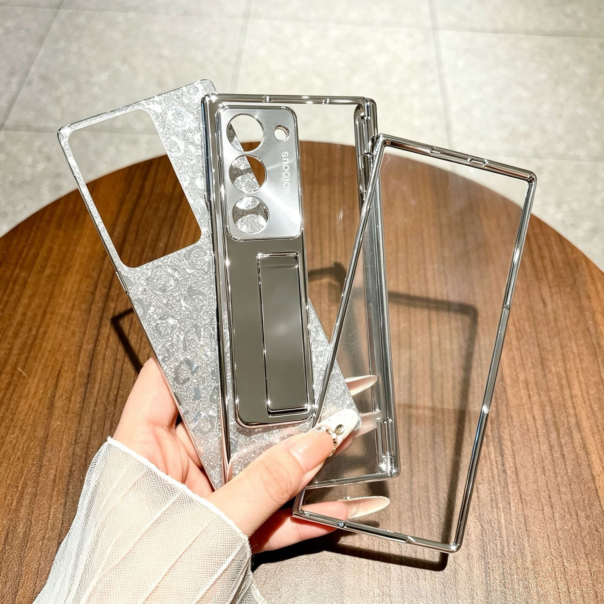 เคส Samsung Galaxy Z Fold8U/7/6 แบบใส เคลือบเมทัลลิก พร้อมขาตั้งในตัว ดีไซน์พรีเมียม