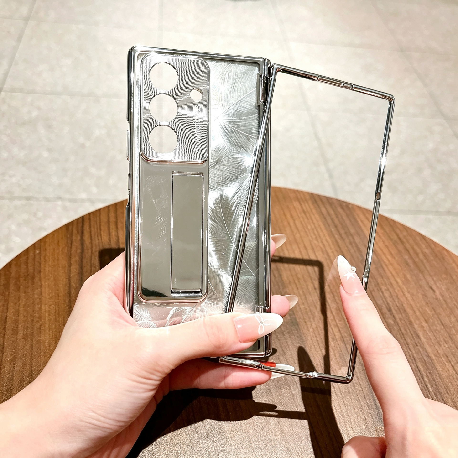 เคส Samsung Galaxy Z Fold8U/7/6 แบบใส เคลือบเมทัลลิก พร้อมขาตั้งในตัว ดีไซน์พรีเมียม