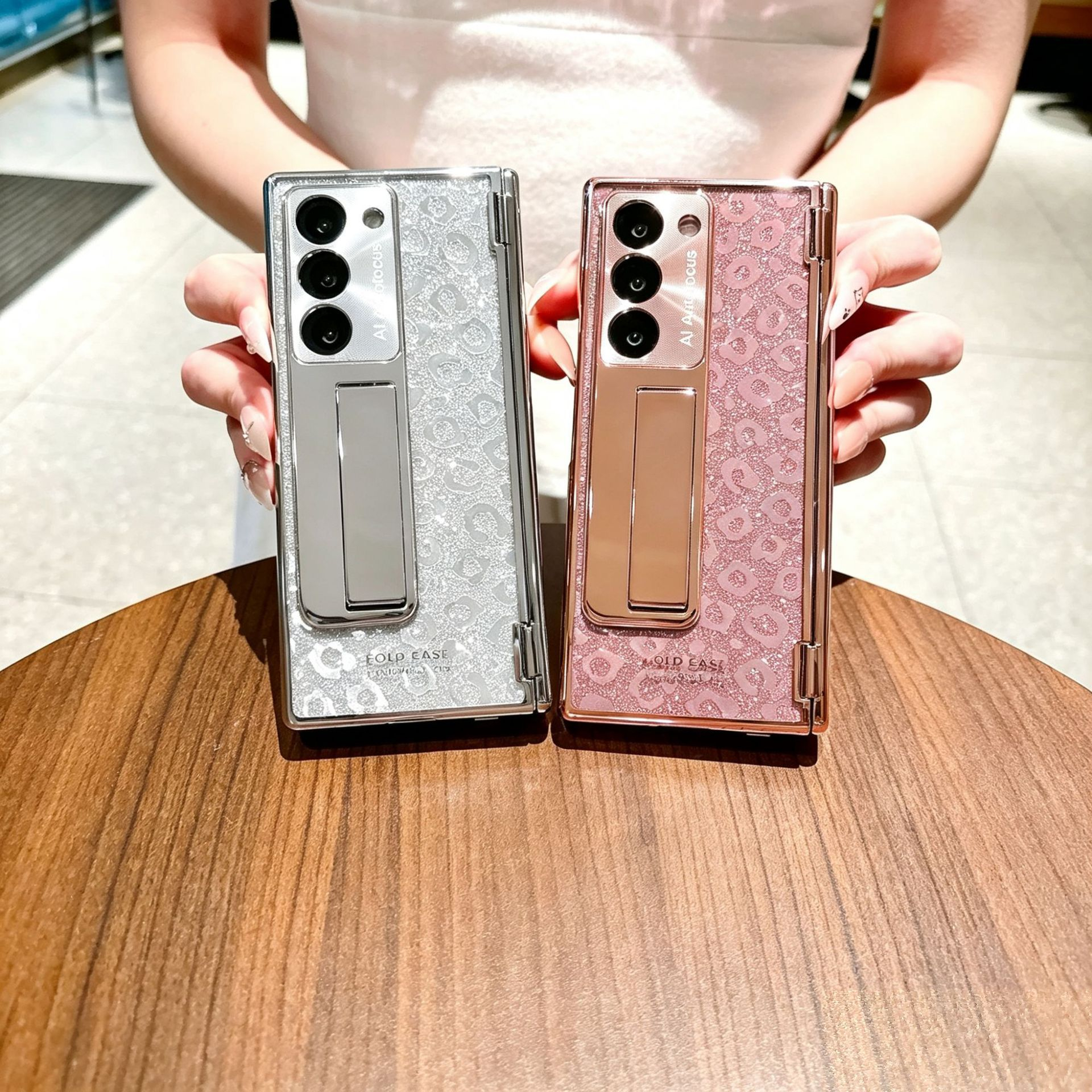 เคส Samsung Galaxy Z Fold8U/7/6 แบบใส เคลือบเมทัลลิก พร้อมขาตั้งในตัว ดีไซน์พรีเมียม