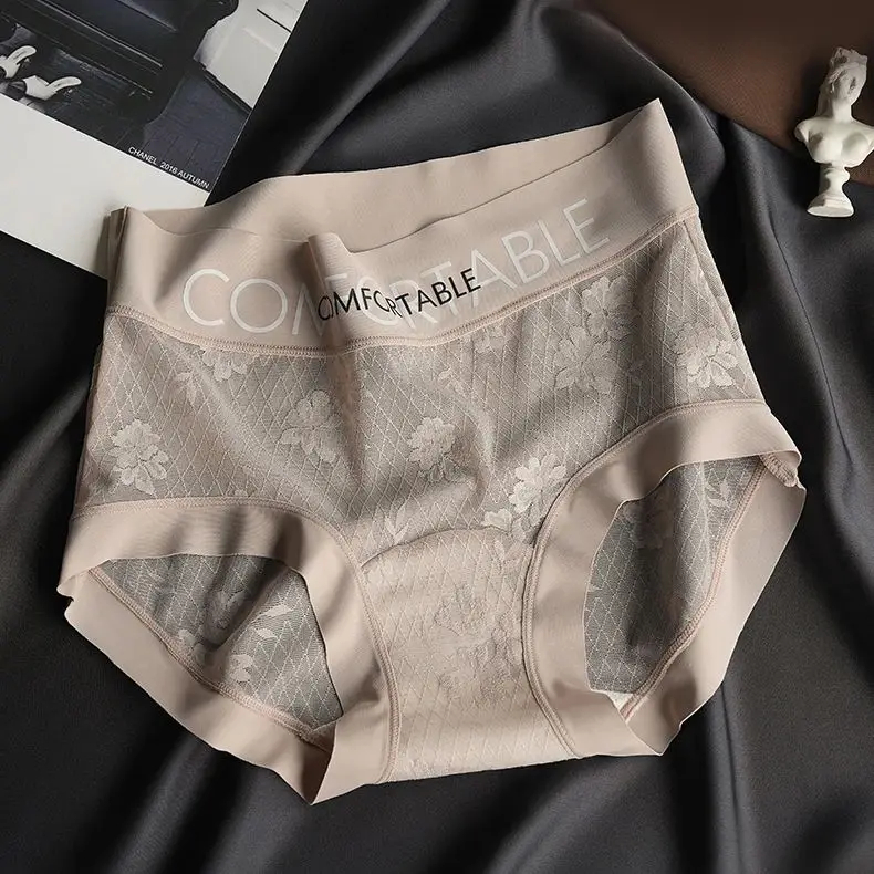【無痕中腰蕾絲內褲】桑蠶絲底襠，加長大包臀，字母簡約時尚款；【現時買1贈3！】搭配性感半透蕾絲，色系高級、版型貼合，無氧感全包臀。蠶絲呵護裸感無痕，忘記存在的舒適！