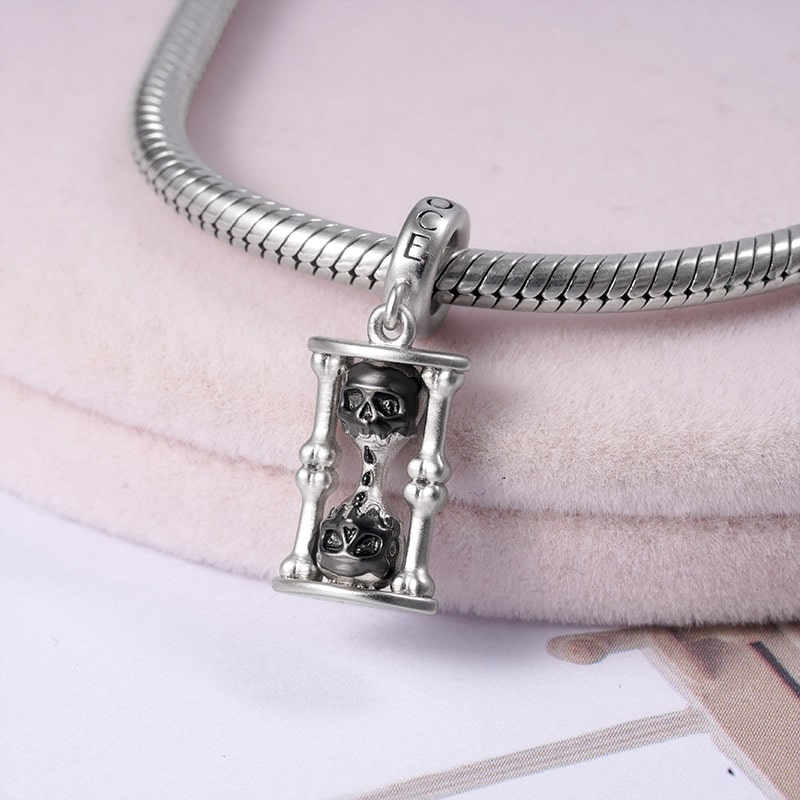 Skull Hourglass Pendant image number 1