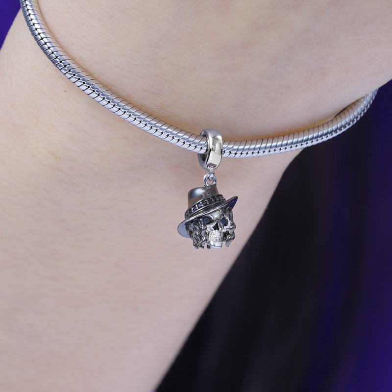 Curly Hair Skull Pendant image number 2