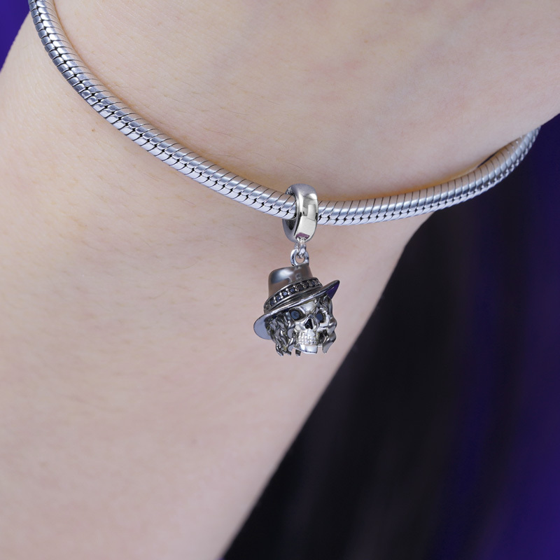 Curly Hair Skull Pendant image number 2