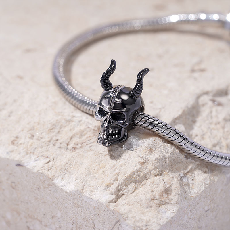 Skull with Horns Charm image number 1