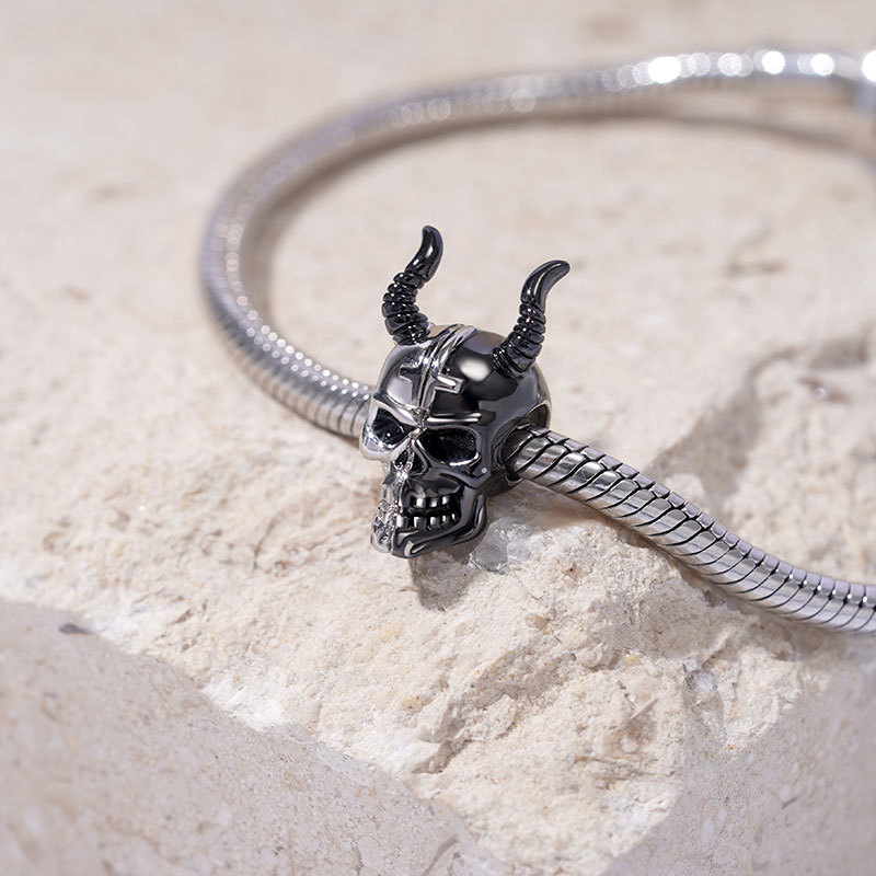 Skull with Horns Charm image number 1