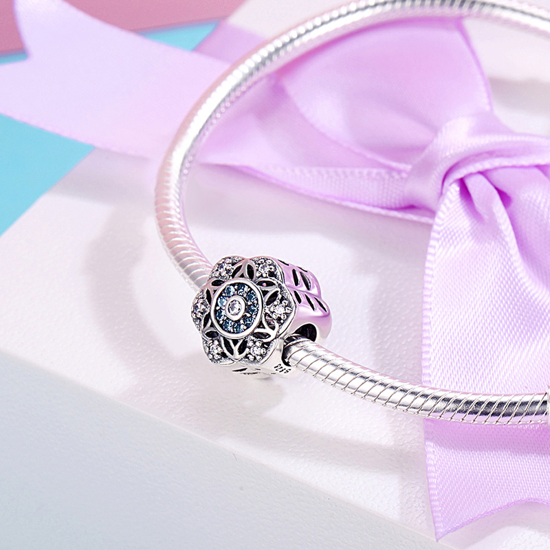 Snowflakes Charm image number 1