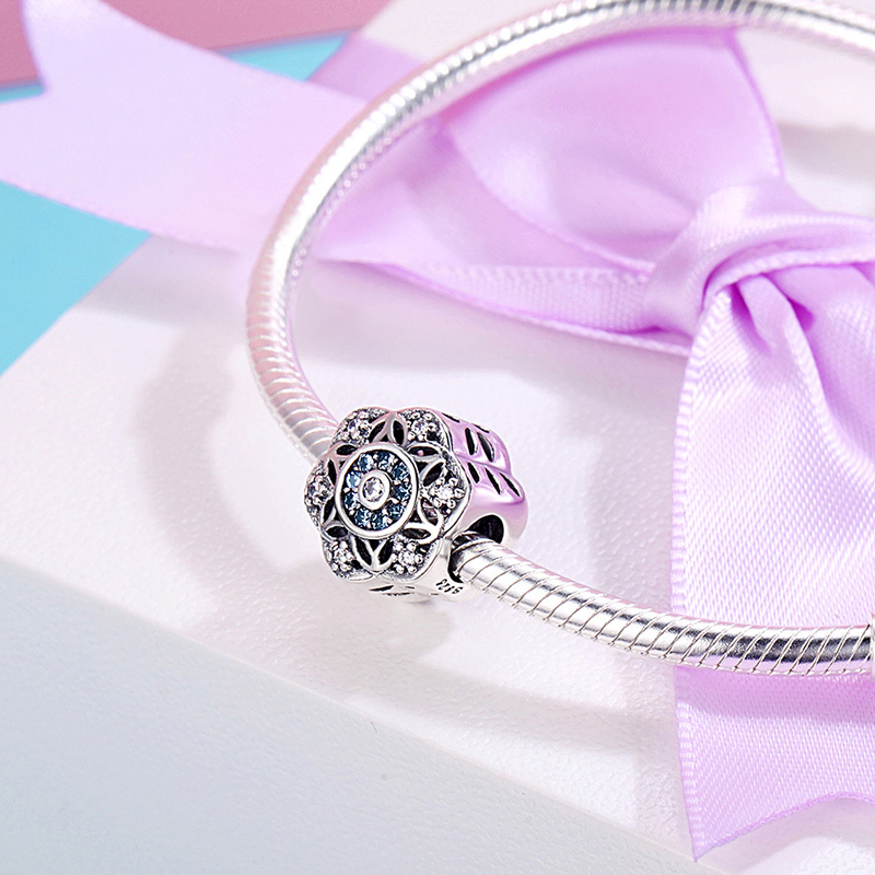 Snowflakes Charm image number 1