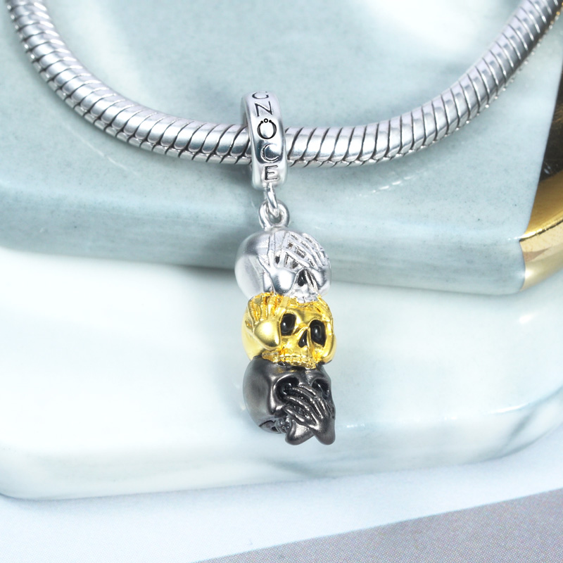 Three Wise Skulls Pendant image number 1