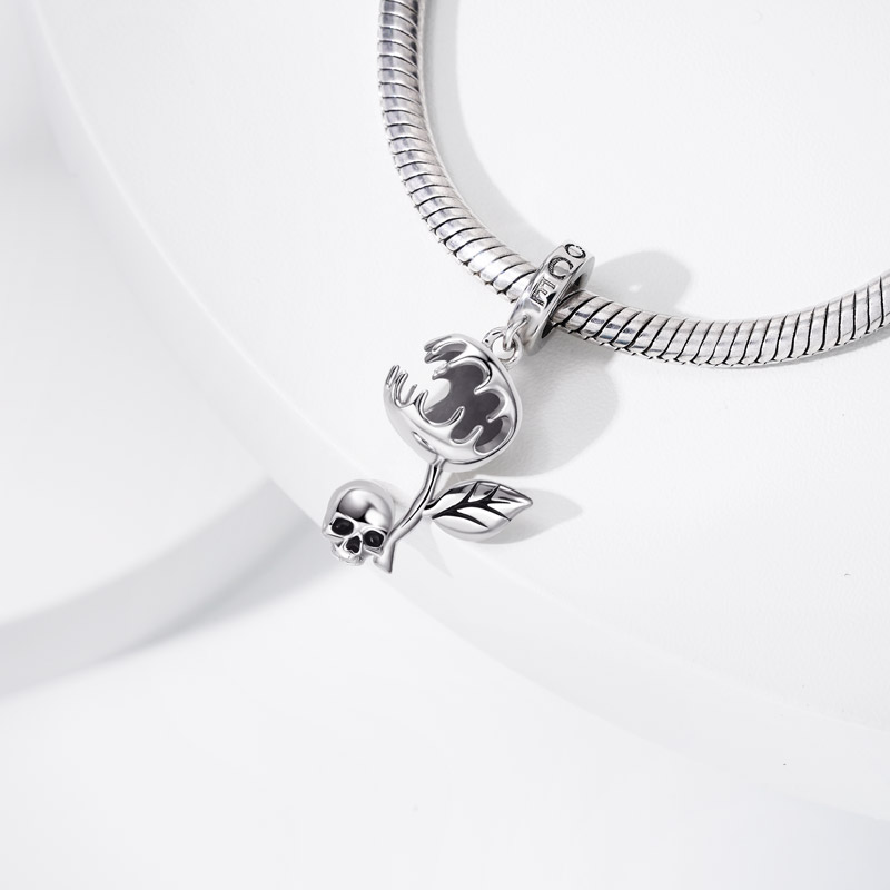 Chomper & Skull Pendant image number 1