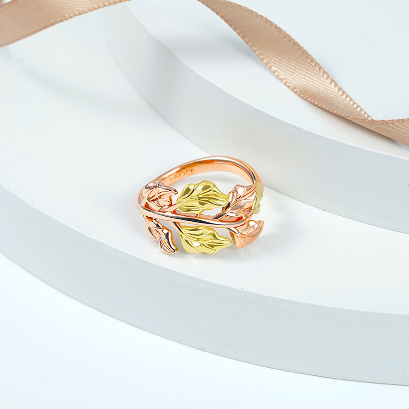 Brilliant Leaf Ring image number 1