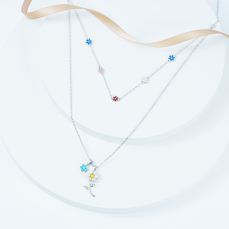 Daisy Beaded Stacking Necklace image number 1