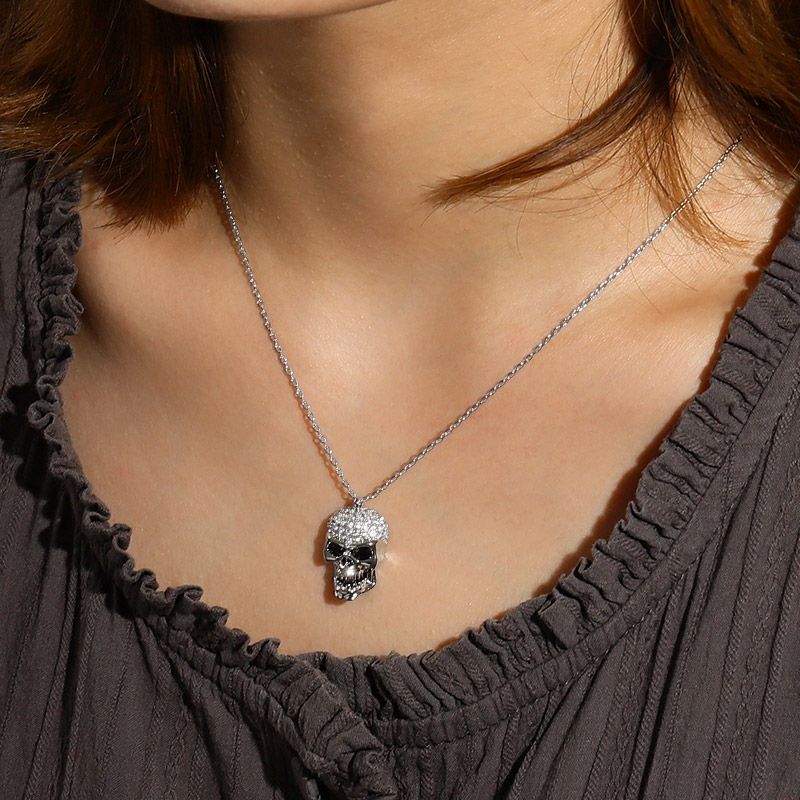 Skull necklace image number 3
