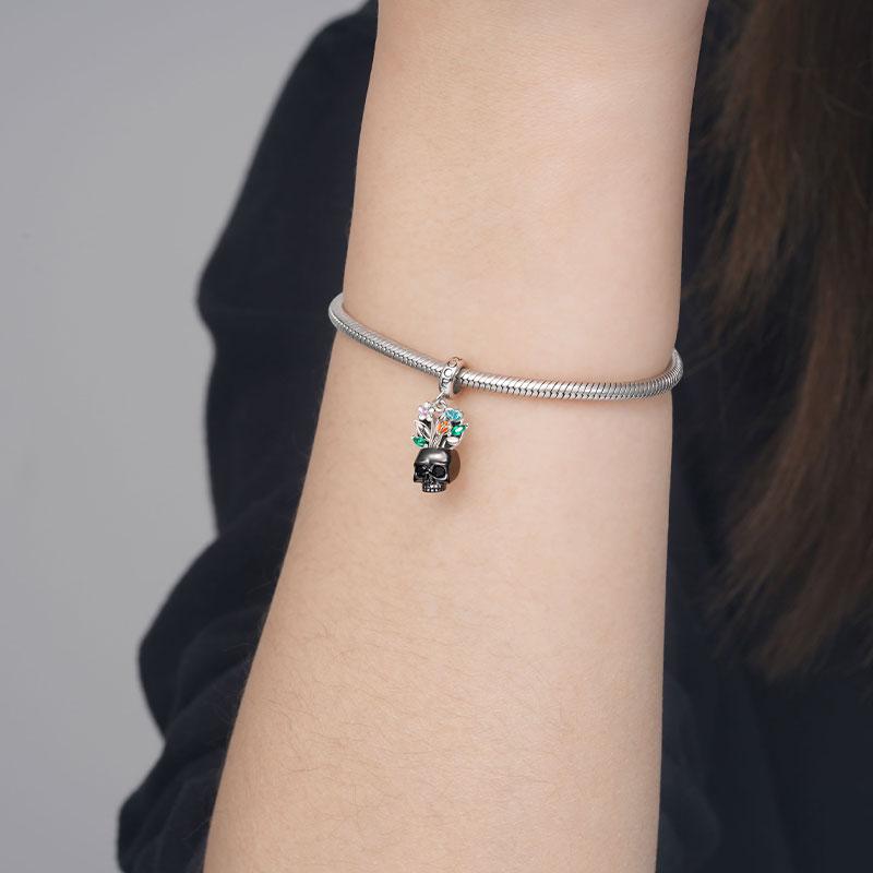 Vase Skull Pendant image number 2