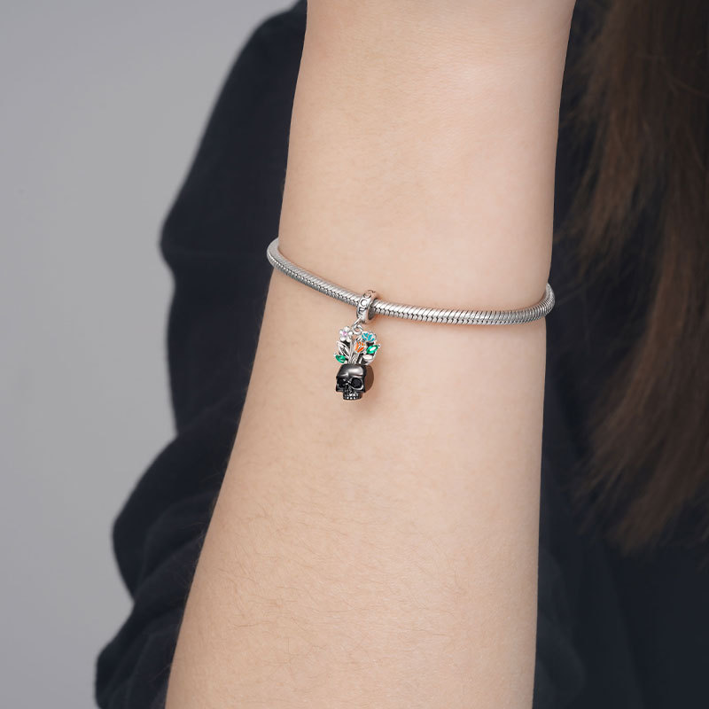 Vase Skull Pendant image number 2