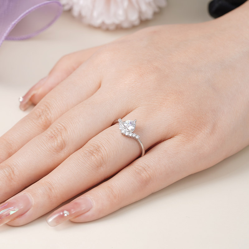 Heart-cut V Ring image number 4