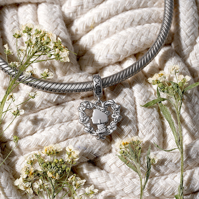 Queen & Flower Pendant image number 2