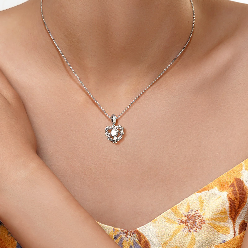 Queen & Flower Pendant image number 6