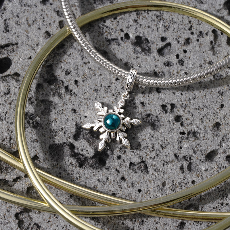 Projection Snowflake Pendant image number 1