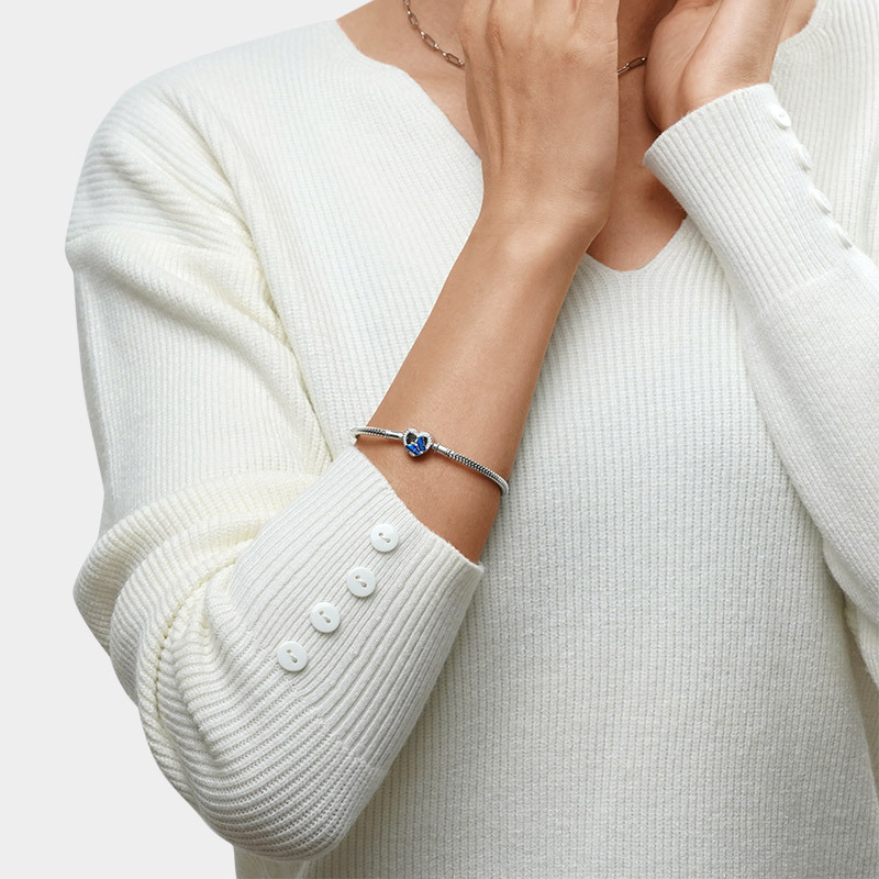 Butterfly Basic Bracelet image number 3