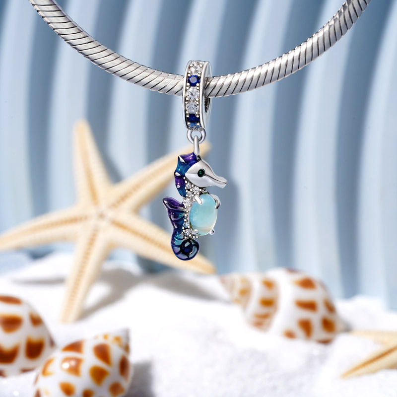 Seahorse Pendant image number 1