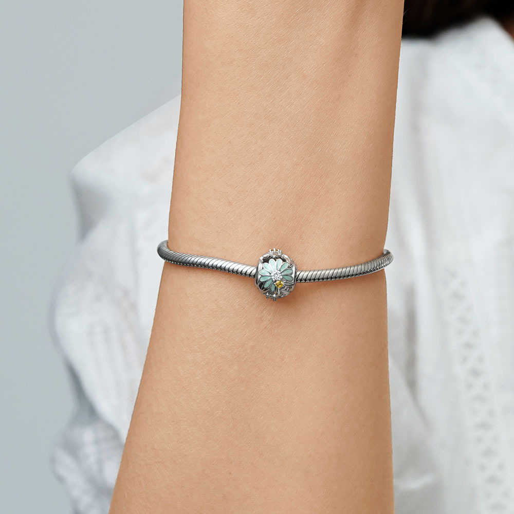 Bee Loves Daisy Charm image number 4