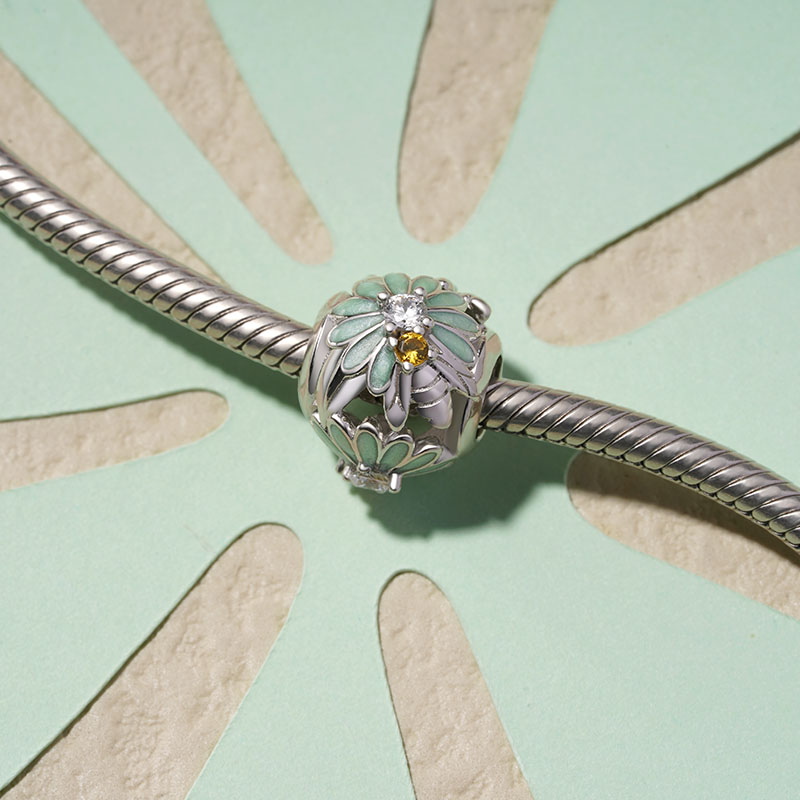 Bee Loves Daisy Charm image number 2