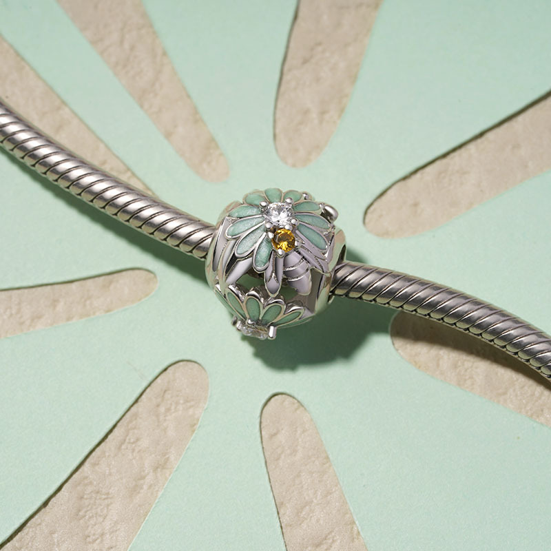 Bee Loves Daisy Charm image number 2