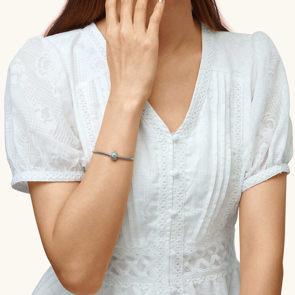 Bee Loves Daisy Charm image number 3