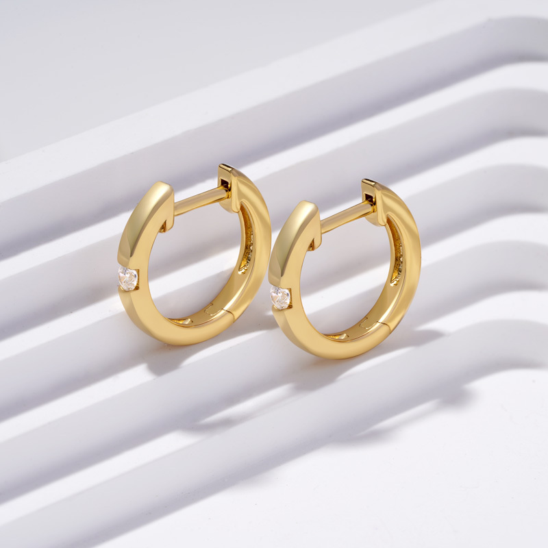 Round Diamond Stud Earrings image number 3