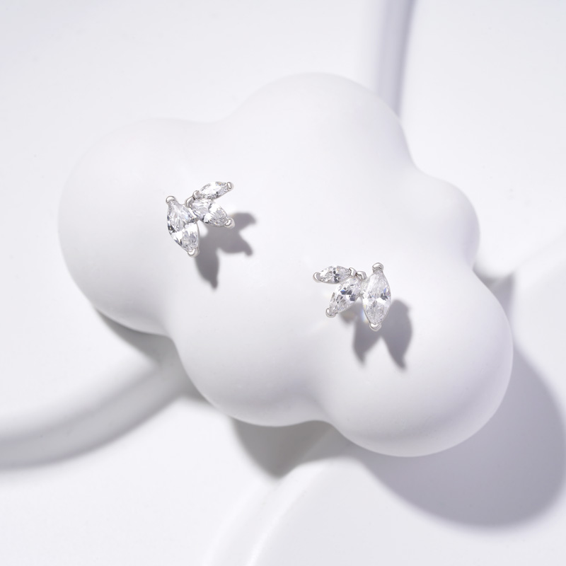 Leaf-shaped Stud Earrings image number 3