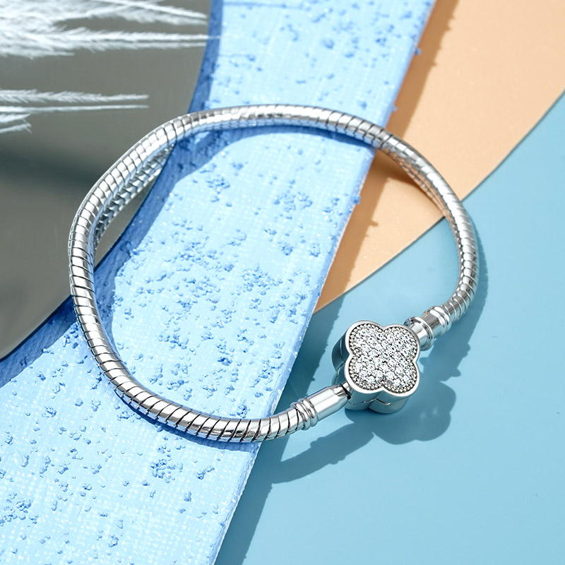 Sparkling Lucky Clover Bracelet image number 2