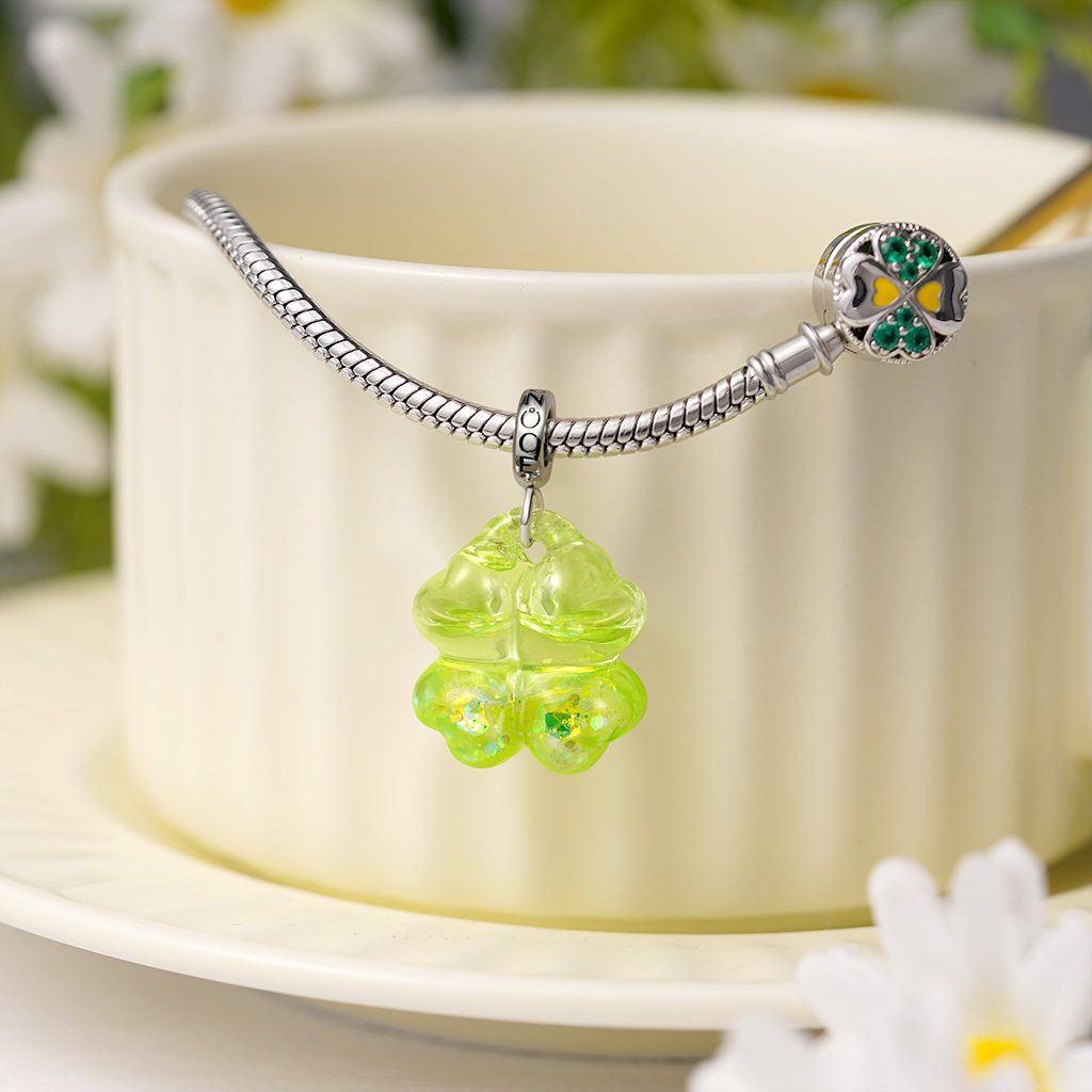 Glitter Four-leaf Clover Pendant image number 2