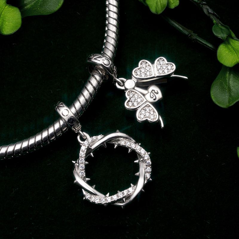 Openable Four-leaf Clover Pendant image number 4