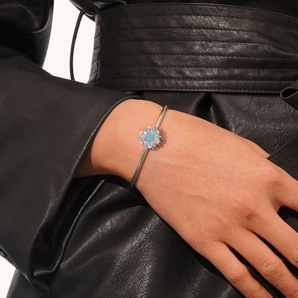 Color-changing Snowflake Charm image number 5