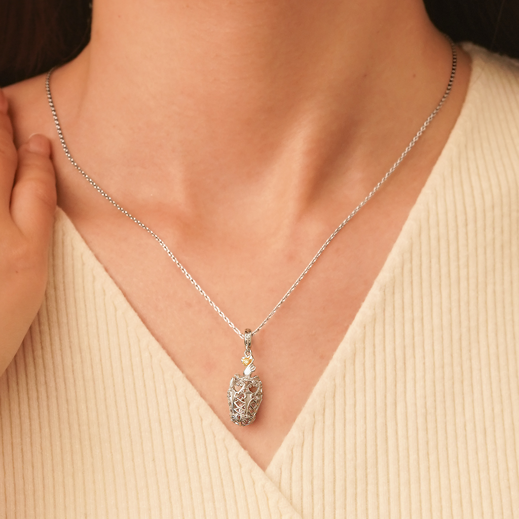 Queen Pendant image number 4