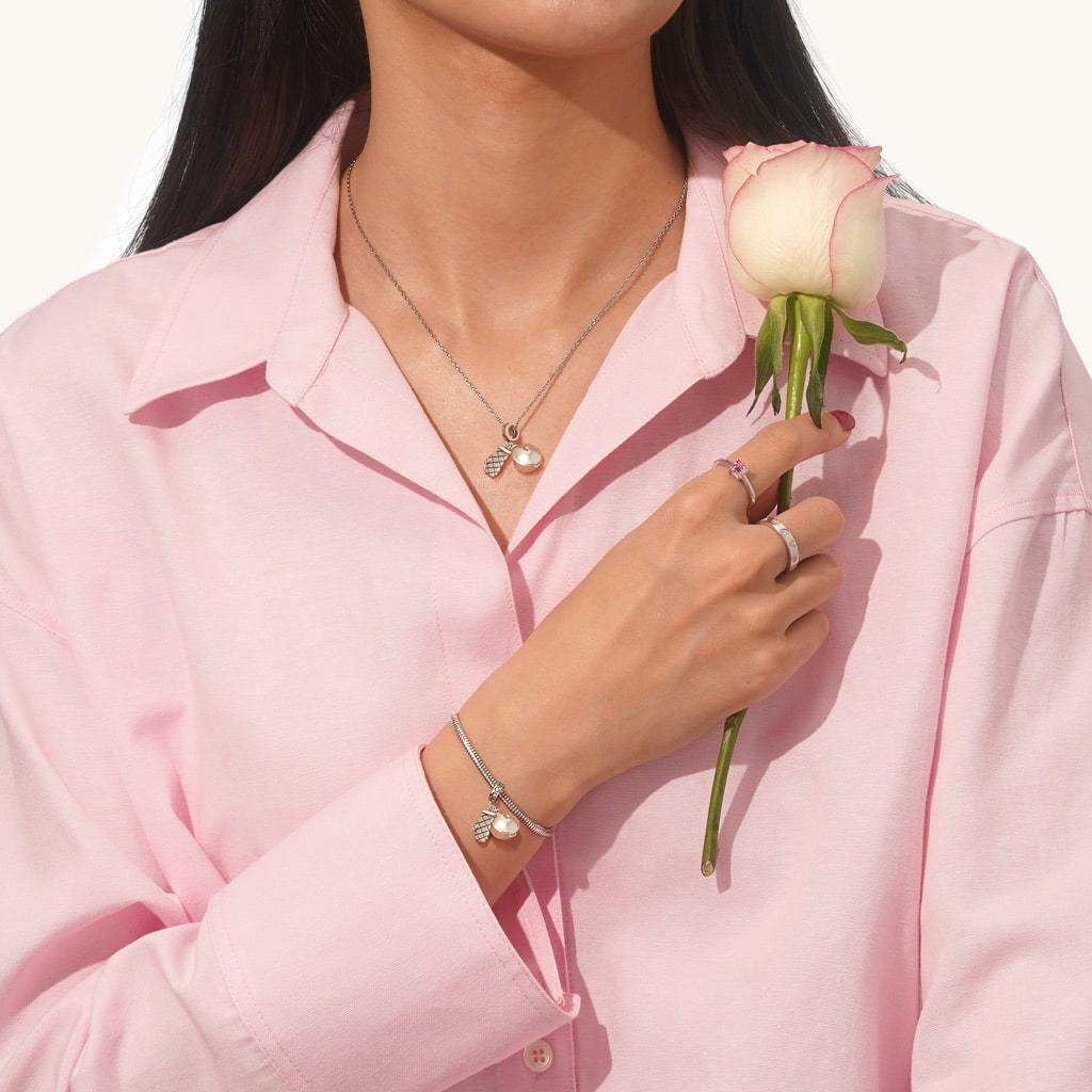 Kitchenware Gloves & Pot Pendant image number 3